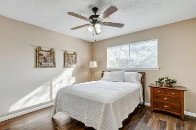 Cheerful 3-bedroom home with indoor fireplace Hotels near St Gregory the Great Church