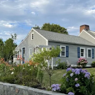 Gosnold Manor 300 Yards To Veterans Park Beach, recently updated home.