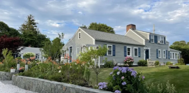 Gosnold Manor 300 Yards To Veterans Park Beach, recently updated home.