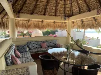 Tasteful Casita on a Quiet Street Near Beaches with Views!