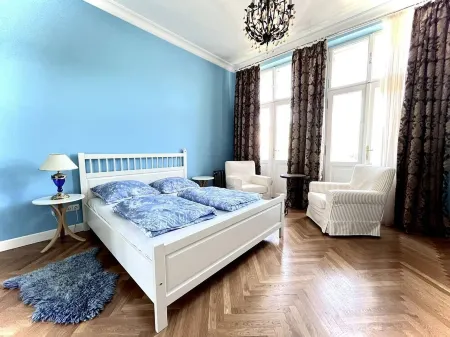 Bohemian City View + Balcony + Free Parking at the property