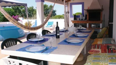 CASA DOS AVOS, Stylish vacation home in a nature reserve near the beach with pool Отели рядом с достопримечательностью «Serenity - Centro do bem-estar»