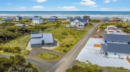 NEW! 1 minute to beach-Ocean Views-Hot Tub-Waffles for Breakfast