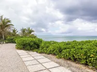 Rum& Little Barron Villa: Your North Side Haven-Beach, Ocean, Garden Views! Hotels in North Side
