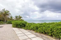 Rum& Little Barron Villa: Your North Side Haven-Beach, Ocean, Garden Views!