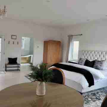 LUXURY COTTAGE IN DAVIS BAY, BC. Rooms