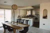 The Desert Sunset: 4 Bdr, 5 Beds, Fast Wifi, Large TV, Large Private Pool,