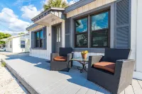 Historic Beach Cottage steps from the white sandy beach of Indian Rocks Beach
