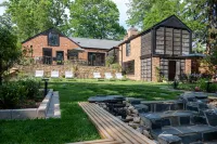 Luxury 3-bedroom House at UVA - Outdoor Fireplace
