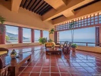 Oceanfront Condo On The Beach With Panoramic Views