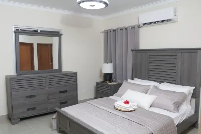 Santo Domingo Este! Equipado completo con       Aire,inversor,agua caliente. Hotel a 