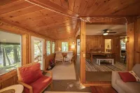 Eagle River Retreat w/ Bunkhouse on the Chain. Sleeps 12. Hotel a Washington