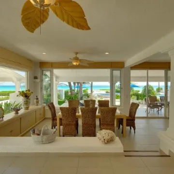 Villa Tortuga, Secluded Beach Front Condo w/ Private Pool + Jacuzzi!