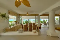 Villa Tortuga, Secluded Beach Front Condo w/ Private Pool + Jacuzzi!