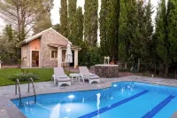 Petrinos Cottage in Dassia, Private pool, A/C, WiFi, 300m to the beach. - Swimmingpools