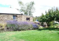 Historic stone cottage Hotels near Clyde Village Vineyard