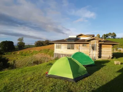THE CABIN OF THE LILIES. NEAR VOLCANO IRAZU AND TURRIALBA. 100 MEGAS- Các khách sạn ở 