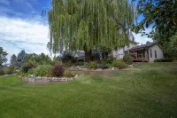 Large private suite with gorgeous views of wood lake on the Okanagan rail trail. Hotels near Kangaroo Creek Farm