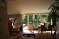 Maison de Vacances Environnement Arboré, 5 mn à Pied de la Plupart des Plages Hotel a Larmor-Plage