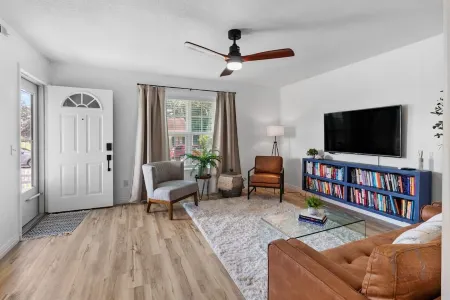 Chic Berryville Home - In Town - Day Trip to Eureka Springs & Branson Отели в г. Carroll County