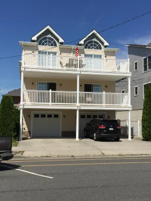 TOP FLOOR, BIG 4 BEDROOM, 2 BATH BEAUTY!ONLY 1.5 BLOCKS TO THE BEACH AND BOARDS!