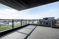 *Sunshine x Falls Pristine Stacked Town + Parking