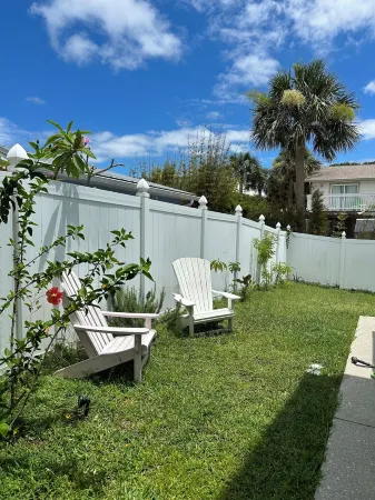 Beautiful Beach House. Walking Distance to the Beach, Boutiques and Restaurants Отели рядом с достопримечательностью «Marine Discovery Center»