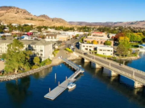 Beautiful views of Lake Chelan, scenic getaway close to downtown and Slidewaters Hotels in Chelan