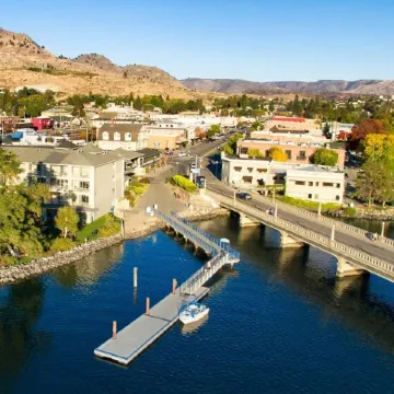 Beautiful views of Lake Chelan, scenic getaway close to downtown and Slidewaters