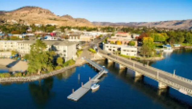 Beautiful views of Lake Chelan, scenic getaway close to downtown and Slidewaters