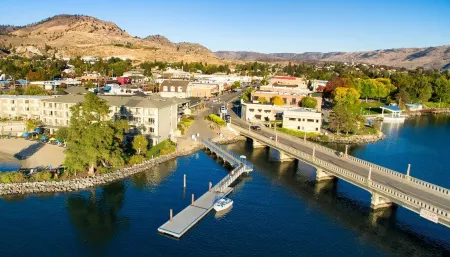 Beautiful views of Lake Chelan, scenic getaway close to downtown and Slidewaters