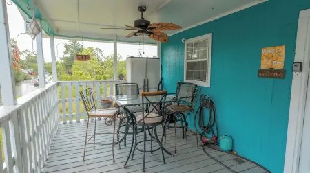 PEACEFUL RIVERFRONT COTTAGE / SLEEPS 7 W/W+D