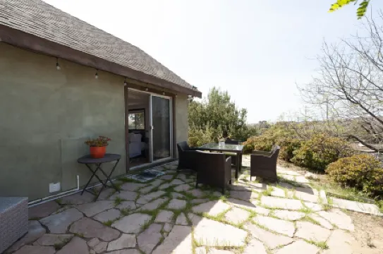 30% OFF! Malibu Serene Cottage w/King Bed • Beach View • BBQ