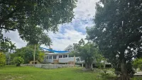 SEA'N STARS - 4 bedroom home with a panoramic view overlooking the Sea of Abaco. Hoteles cerca de Swimming Pigs of Noname Cay