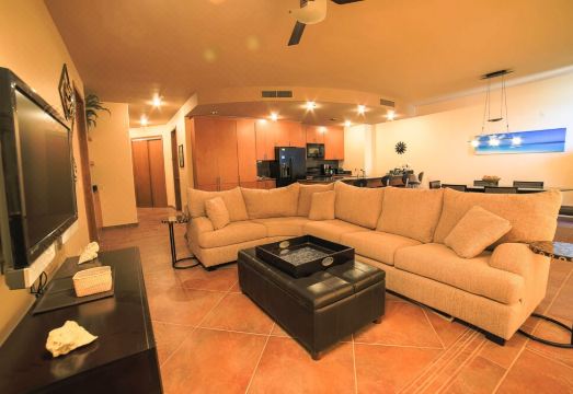 Luxury Ocean View Condo의 주방 및 내부