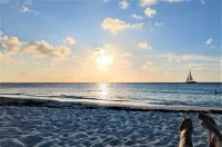 Gorgeous Eagle Beach 4-bedroom Condo with surround balcony and fitness room