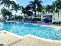 Cozy condo - stone throw away from the beach !