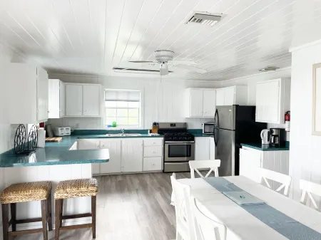 Lovely Villa Steps away from the Beach at Turtle Hill Resort Отели в г. Элбоу Кей