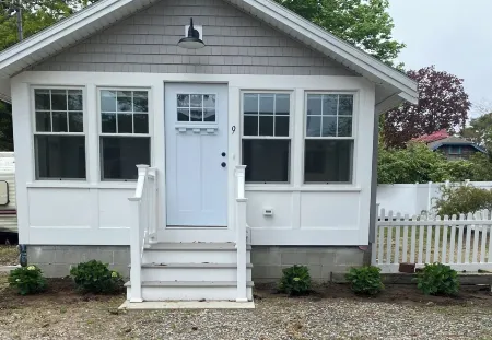 Quick walk to private beach from this brand new 3-bedroom cottage Отели в г. Вэрхэм