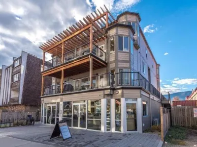 Amazing location! Steps to Okanagan Beach. Lakeview condo Penticton Ikeda Japanese Garden 주변 호텔