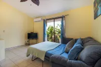 Las Palmas Oasis: One Bedroom w/ Loft, NEW Kitchen!