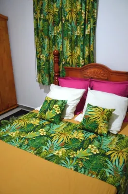 Peaceful bungalow with pool close to nature and town