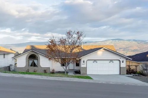 Newly Updated 3BR 3Bath Lakeview Vista, BBQ and New Appliances - King Bed Hotels in West Kelowna