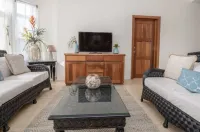 3 bedroom apartment- 5 mins to beach & Town