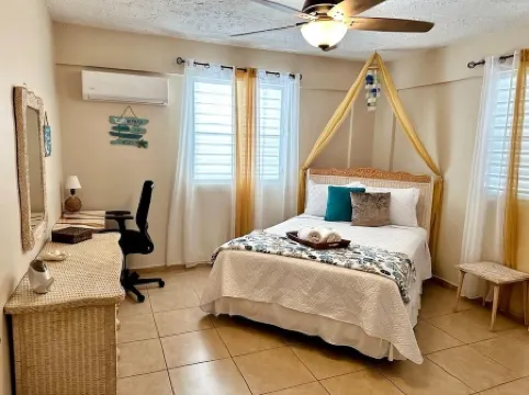 Beautiful, spacious house 9 minute drive to beach with electric generator