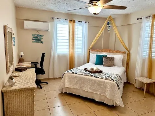 Beautiful, spacious house 9 minute drive to beach with electric generator