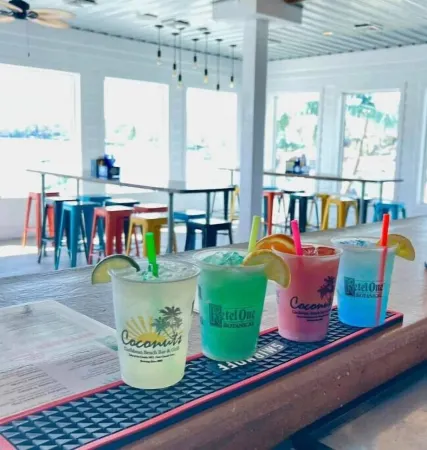 4BR 4BA lake front w/Dock & Kayak across Coconuts