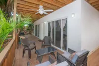 Jungle Beach House, Hidden in the Jungle, Yet Just a 6 Minute Walk to The Beach!