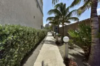 Condo 3 minute walk to palm beach and restaurants