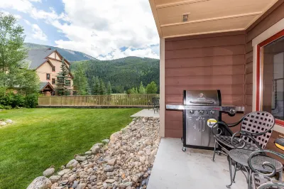 Red Hawk Lodge by Summit County Mountain Retreats Hotels in Dillon